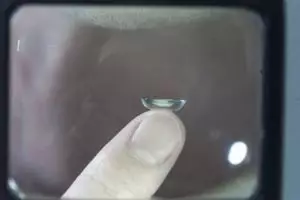 Aneh tapi nyata, wanita ini gunakan 27 lensa kontak di satu matanya