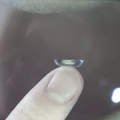 Aneh tapi nyata, wanita ini gunakan 27 lensa kontak di satu matanya