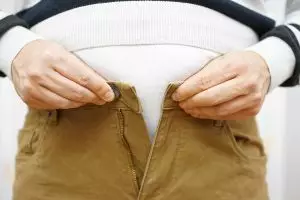 5 Tipe celana cowok yang bisa sembunyikan perut buncit