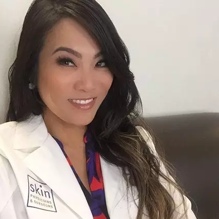 Sandra Lee, dokter spesialis 'pencet' jerawat yang seksi abis