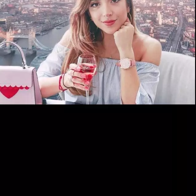 Cewek ini jadi travel blogger, hasil foto jalan-jalannya dikira editan