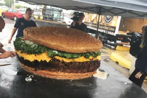Restoran ini bikin burger berbobot 813 kilogram, wow jumbo abis
