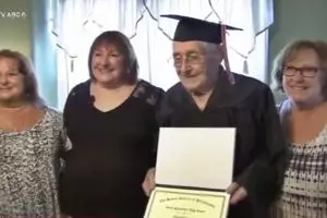 Baru lulus SMA, kakek veteran Perang Dunia II usia 97 ini jadi viral