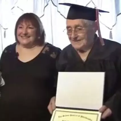 Baru lulus SMA, kakek veteran Perang Dunia II usia 97 ini jadi viral