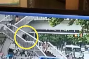 Asyik main HP, wanita ini terjungkal dari tangga dan meninggal