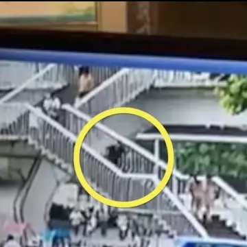 Asyik main HP, wanita ini terjungkal dari tangga dan meninggal