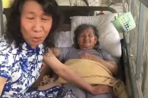 Demi sang ibu, pria ini rela berperan jadi adik perempuannya
