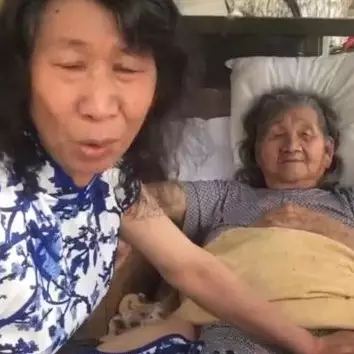 Demi sang ibu, pria ini rela berperan jadi adik perempuannya