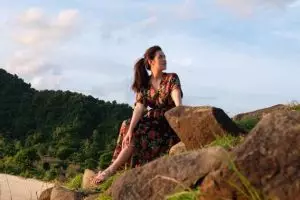 Bukannya berbikini, 6 seleb ini pakai outfit unik saat di pantai