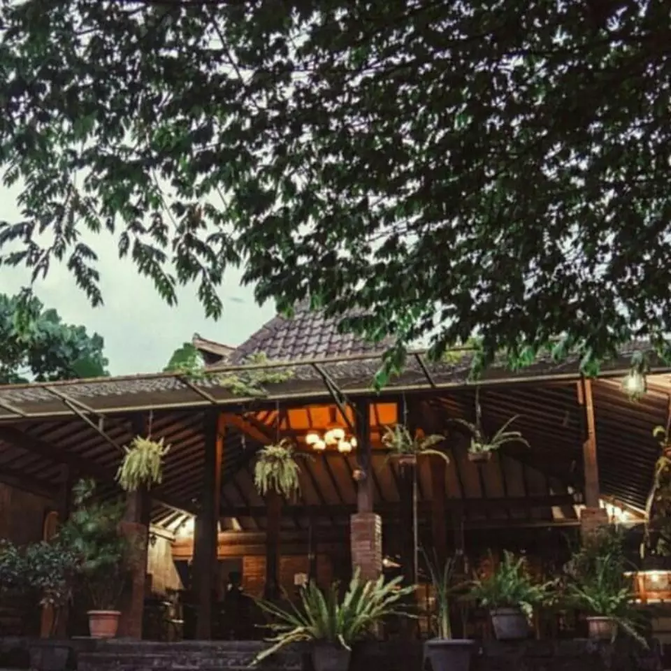 Desain kafe ini keren abis, pecinta kopi betah berlama-lama nih