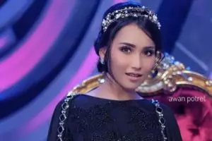 Jadi seleb hits, ini harga 10 aksesori koleksi Ayu Ting Ting