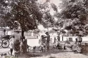 7 Potret lawas barbershop bawah pohon ini andalan tampil ganteng