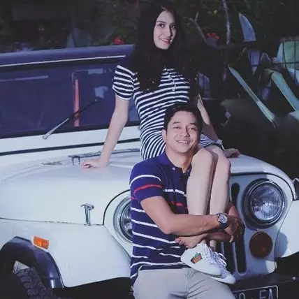 10 Foto romantisnya Adly Fairuz dan kekasih, makin lengket aja nih