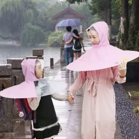 Payung kepala unik asal China ini praktis dibawa, cocok untuk pejalan