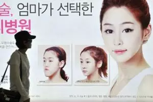 Wanita ini tusuk mata dan telinga orang yang oplas mirip wajahnya