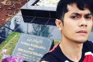 Sebelum nikah lagi, 3 seleb ini tak lupa ziarah makam pasangan pertama