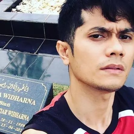 Sebelum nikah lagi, 3 seleb ini tak lupa ziarah makam pasangan pertama