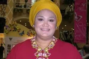 10 Foto transformasi Dewi Hughes, berat badannya berhasil turun 75 kg