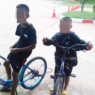 Dua bocah ini 5 jam kayuh sepeda demi menjenguk ayahnya di penjara