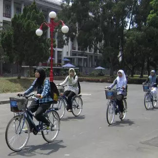 Lebih enak mana ke kampus pakai mobil, motor, atau sepeda?