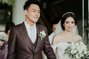 10 Potret haru momen pernikahan Fendy Chow & Stella Cornelia eks JKT48