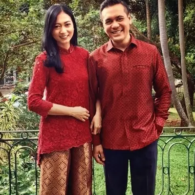 Resmi tunangan, ini 10 foto kemesraan Chico Hakim &amp; Citra Soeroso