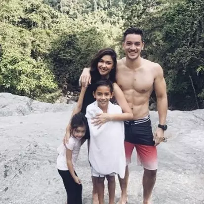 10 Potret kompaknya keluarga kecil Andrew White, family goals banget