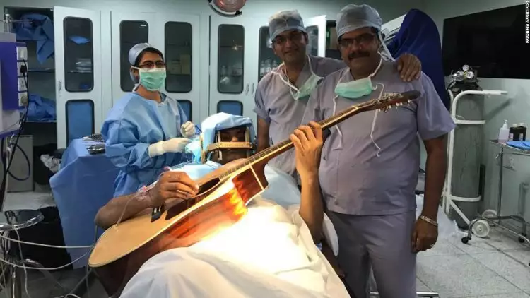 Pasien ini bermain gitar saat dirinya menjalani operasi otak