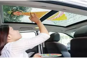 Wanita ini rela gambari plafon mobilnya, alasannya bikin haru