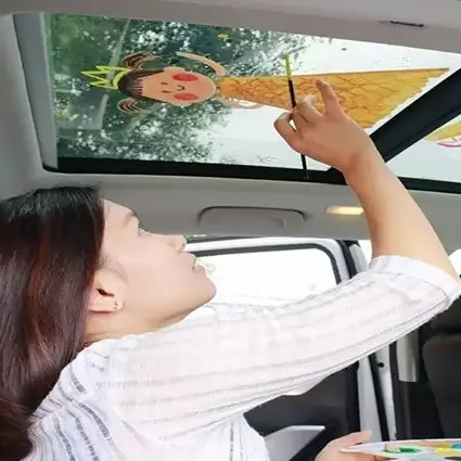 Wanita ini rela gambari plafon mobilnya, alasannya bikin haru