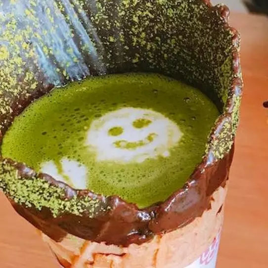 Kopi panas ini disajikan bukan pakai cangkir, tapi cone es krim