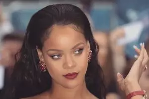 Perbandingan bentuk tubuh Rihanna dulu vs kini, dibilang gemukan