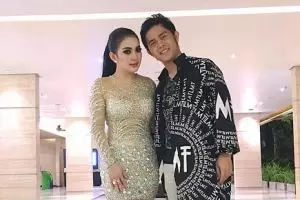 Didoakan berjodoh, ini 10 potret kebersamaan Syahrini & Cakra Khan
