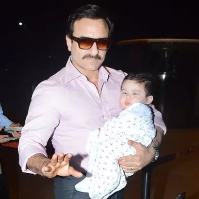 Potret 10 aktor Bollywood saat gendong sang buah hati, makin macho