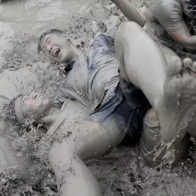 10 Foto serunya festival lumpur Korea Selatan, diyakini sehatkan kulit