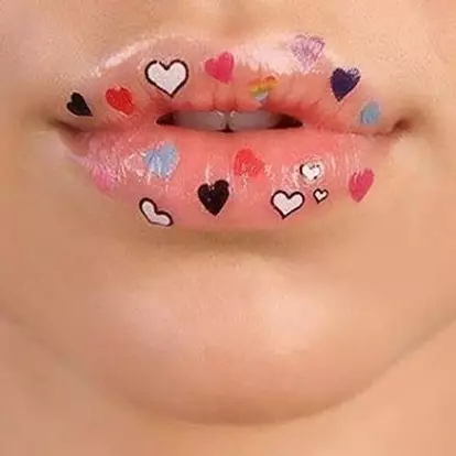 Kebiasaan ini ternyata yang bikin bibir wanita jadi kering