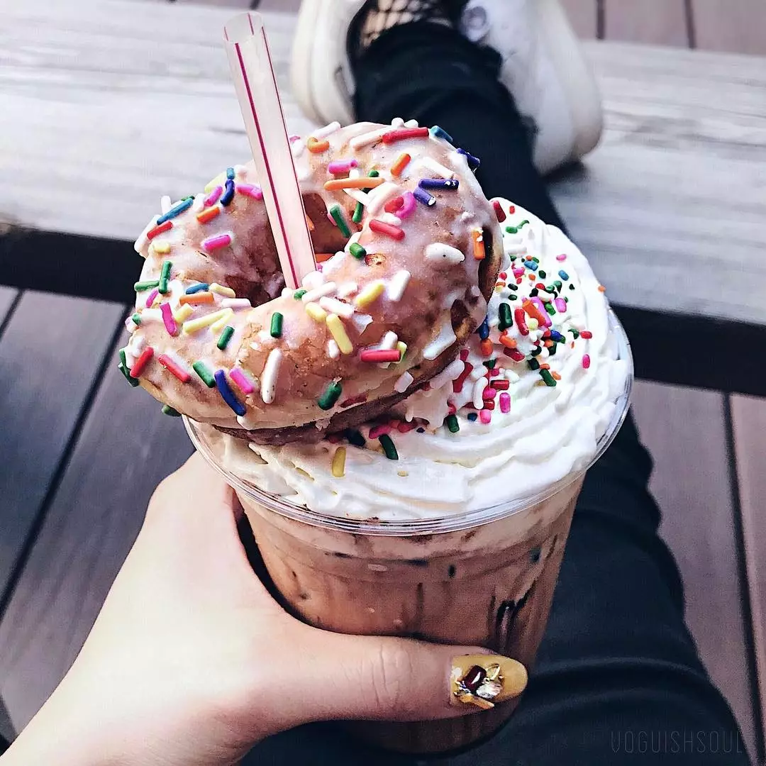 10 Potret makan burger ditusuk sedotan ini lagi tren di Jepang