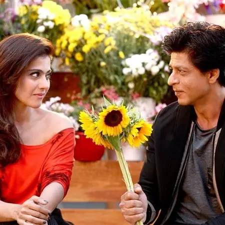 Dikabarkan akan main film bareng SRK, tanggapan Kajol bikin syok