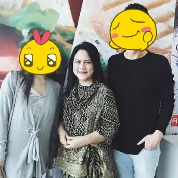 Iriana Jokowi minta foto bareng, pasangan artis ini jadi salah tingkah