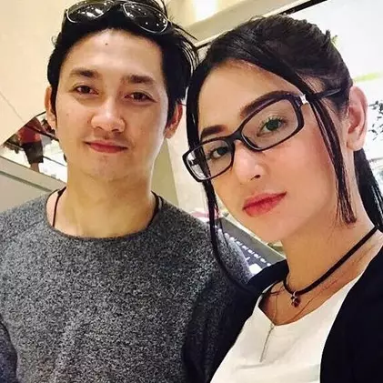 Dikabarkan pacaran, Dewi Perssik &amp; asisten saling umbar kemesraan