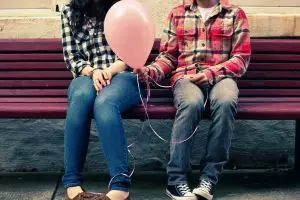 10 Perbedaan cowok yang serius vs iseng saat PDKT ke kamu