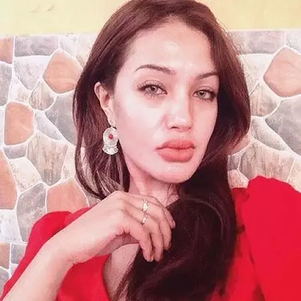 Foto bareng, teman Nikita Mirzani ini disebut mirip Angelina Jolie