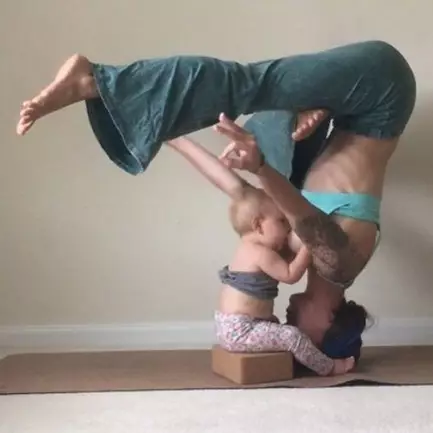 10 Foto saat ibu menyusui anaknya sambil yoga ini bikin berdecak kagum