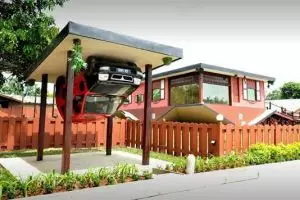 Rumah Terbalik, destinasi wisata hits di Lombok yang sedang naik daun