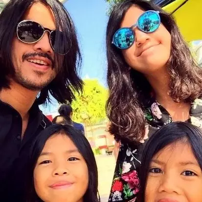 10 Foto kekompakan hot papa Ariyo Wahab dan putrinya, sweet abis
