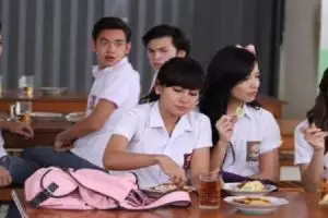 7 Adegan di kantin yang selalu ada dalam sinetron Indonesia