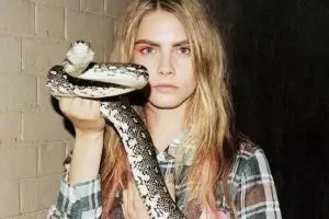 10 Selebriti top ini ternyata nggak takut bermain dengan ular