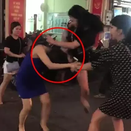 Bak film, wanita ini hajar selingkuhan suaminya dengan 'jurus kungfu'