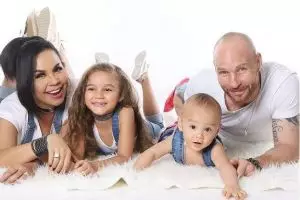 7 Tahun menikah, ini 10 foto kompaknya keluarga Melaney Ricardo