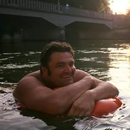 Malas berdesakan, pria ini pilih berenang lintasi sungai menuju kantor